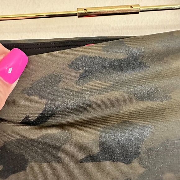 Spanx Faux Leather Women's‎ S Matte Green Camo Power Waistband - Picture 9 of 10